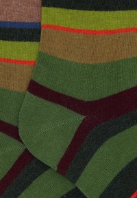 Calze multicolori con strisce verdi, marroni e bordeaux. Tessuto a maglia con texture liscia; presenta bande orizzontali colorate e punta contrastante.