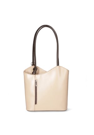 Beige læder tote taske med en buet top, brune akcenthåndtag og en lynlåslomme på siden. Glat tekstur og struktureret form.