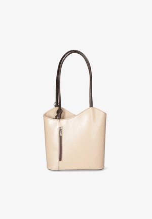 Beige læder tote taske med en buet top, brune akcenthåndtag og en lynlåslomme på siden. Glat tekstur og struktureret form.