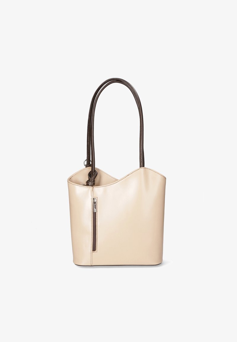 Beige læder tote taske med en buet top, brune akcenthåndtag og en lynlåslomme på siden. Glat tekstur og struktureret form.