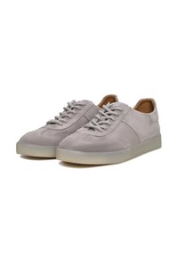 Paire de baskets en daim gris clair à lacets avec semelles en caoutchouc translucides vues en angle de face sur fond blanc.