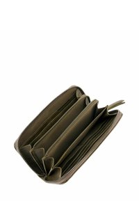 Portefeuille en cuir vert olive avec fermeture à glissière, plusieurs emplacements pour cartes et compartiments spacieux pour billets et pièces, présentant une texture lisse.