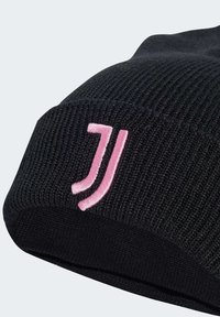 Cappello beanie nero lavorato a maglia con un tessuto dalla texture unica e un logo ricamato rosa sul bordo ripiegato.