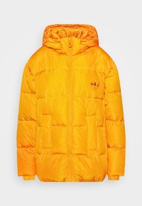 Ljus orange pufferjacka med huva, med dragkedja fram, två framfickor och en broderad logotyp på vänster bröst. Strukturerad tyg.