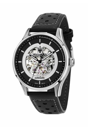 Orologio da polso Maserati in acciaio inossidabile con cinturino in pelle nera traforata, quadrante scheletrato che mostra gli ingranaggi interni e indici delle ore argento.