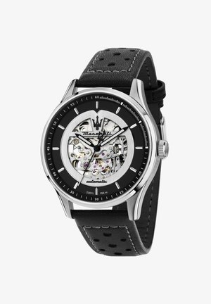 Edelstahl-Armbanduhr von Maserati mit schwarzem, perforiertem Lederarmband, Skelettzifferblatt, das die inneren Zahnräder zeigt, und silbernen Stundenmarkierungen.