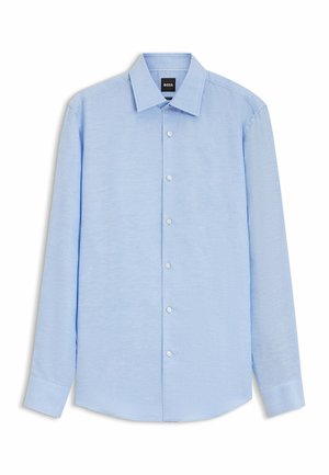 Hellblaues, langärmliges Hemd mit Knopfleiste, spitzem Kragen und sichtbaren weißen Knöpfen, mit dem Aufdruck "BOSS" im Krageninneren.