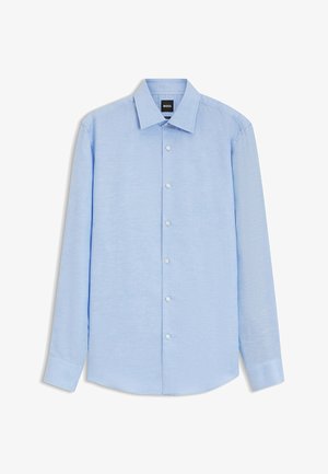 Camisa de manga larga azul claro con botones y cuello puntiagudo, con botones blancos visibles y la etiqueta "BOSS" en el interior del cuello.