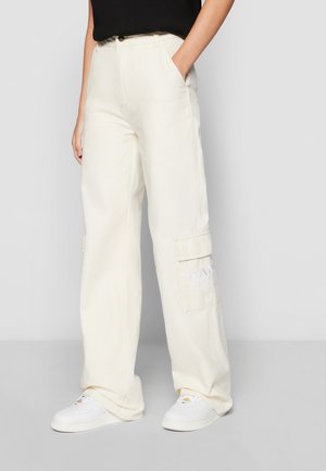 Džinsi ar paplatinātiem galiem - off white