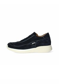 Sneaker in suede blu navy con un design elegante e a profilo basso, suola in gomma bianca a contrasto e accenti hardware discreti sul lato.