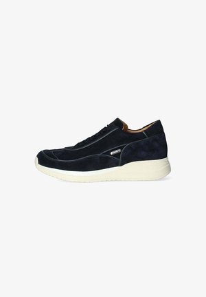 Sneaker in suede blu navy con un design elegante e a profilo basso, suola in gomma bianca a contrasto e accenti hardware discreti sul lato.