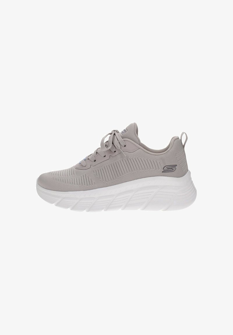 Baskets en mesh gris clair avec semelle blanche épaisse, lacets à l'avant, languette au talon et logo Skechers sur le côté.