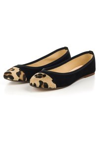 Bailarinas negras con una puntera de ante con estampado de leopardo y parte superior de ante negro. Textura suave con un sutil contraste en los materiales.