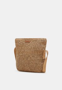 Wiklinowa torba o prostokątnym kształcie, w kolorze brązowym, z płaskim paskiem na ramię. Posiada brązowy skórzany akcent z logo marki.