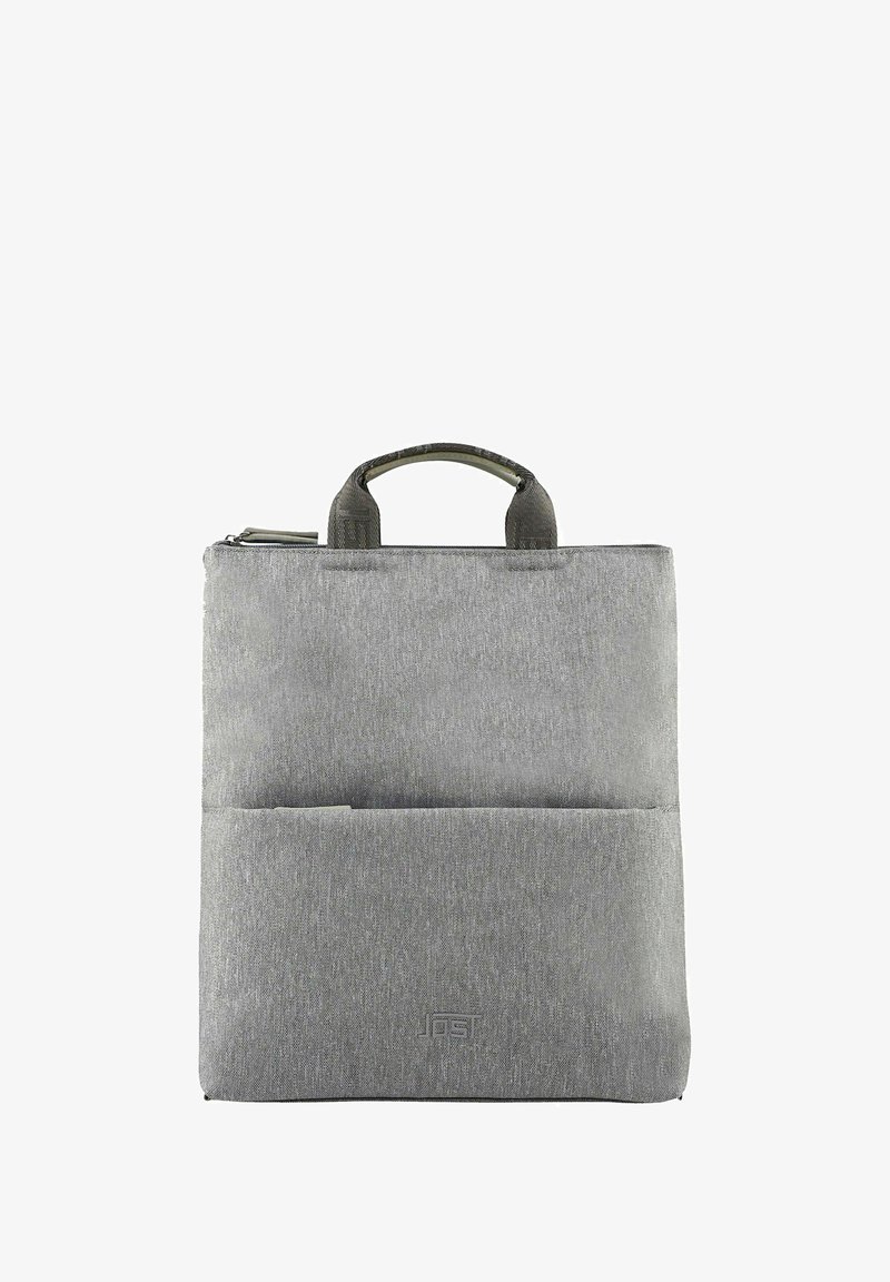 Bolsa para portátil de tela gris con asas superiores, bolsillo frontal y un diseño minimalista. Cuenta con una textura suave y un sutil logo de la marca en la parte frontal.