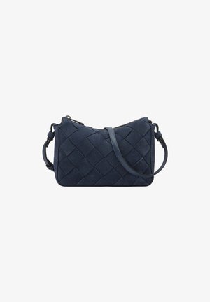 Marineblaue Wildleder Crossbody-Tasche mit gewebter Textur, Reißverschluss und einem schlanken, verstellbaren Tragegurt. Rechteckige Form mit schrägen Kanten.