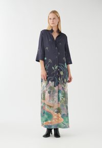 Lungo abito blu navy con colletto, caratterizzato da una stampa botanica dettagliata e colorata sull'orlo. Tessuto morbido e maniche svasate.