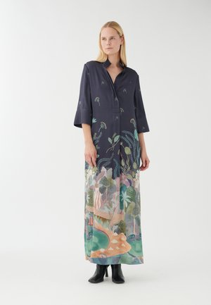 Lungo abito blu navy con colletto, caratterizzato da una stampa botanica dettagliata e colorata sull'orlo. Tessuto morbido e maniche svasate.