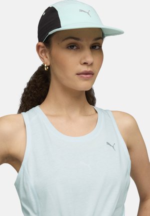 Lichtblauwe pet met zwarte accenten van Puma, met een gebogen rand en ademend materiaal. Het ontwerp bevat een reflecterende logo-details.