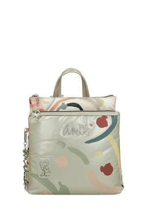 Mochila de nailon verde claro con patrones abstractos multicolores, asas en la parte superior, un bolsillo con cremallera y un charm adjunto en un lado.