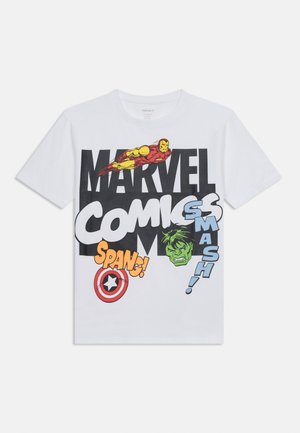 Hvit T-skjorte med svart "MARVEL COMICS" tekst, Iron Man som flyr, Hulk-ansikt, Captain America-skjold og tegneserieordene "SPANG!" og "SMASH!"