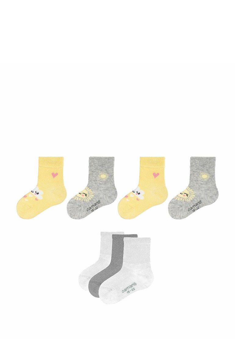 Vier Paare Kindersocken: zwei gelbe mit Mustern, zwei graue mit Designs und zwei einfarbige graue, aus Baumwollmischung, Knöchelhöhe.