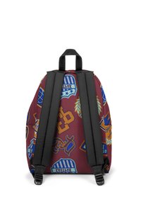 Zaino con tessuto color bordeaux caratterizzato da vari toppe colorate, tra cui scudi e icone sportive. Spallacci neri regolabili.