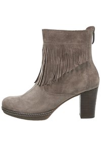 Botte cheville en daim gris avec des détails en franges, bout rond et un talon chunky texturé en bois. Fermeture à glissière sur le côté.