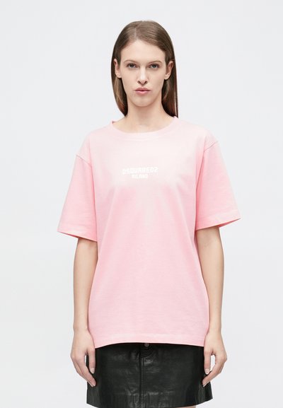 T-shirt en coton rose à manches courtes, avec un logo texte blanc "DSQUARED2 MILANO" centré sur la poitrine. Design simple et coupe décontractée.