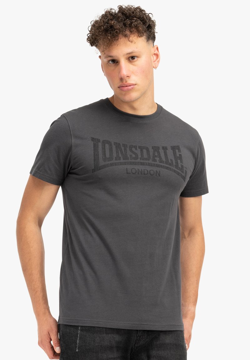 Grå bomuld t-shirt med et Lonsdale London-logo i sort over brystet, rund hals og korte ærmer. Blød tekstur.