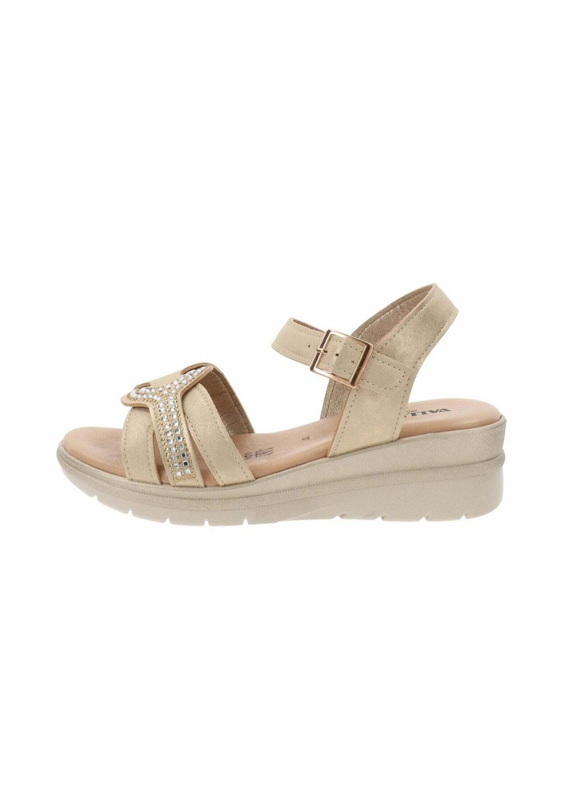 Sandali con tacco a cuneo beige con una fascia testurizzata, decorati con strass trasparenti, dotati di una fibbia regolabile per una vestibilità sicura.