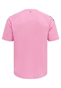 Jersey deportivo de color rosa claro, fabricado con un tejido suave y ligero. Presenta un cuello redondo y mangas cortas, con detalles oscuros en los hombros.