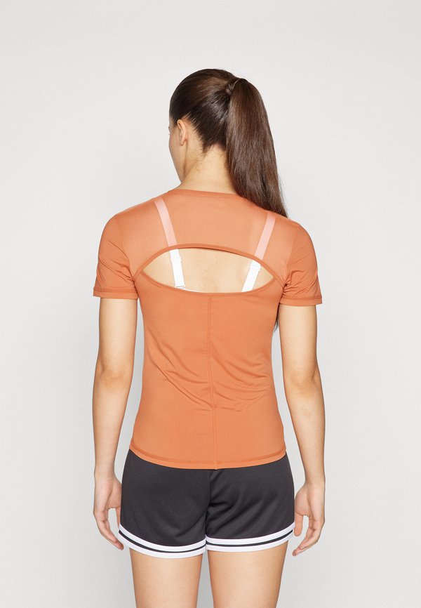 PERFORMANCE CREWNECK BACK CUT - Print T-shirt - copper4