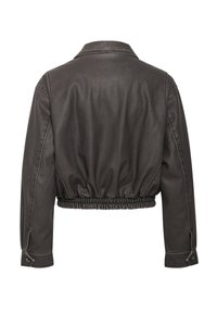 Geknipte zwarte faux leren jas met een aansluitende tailleband, brede kraag en knopenaccenten op de mouwen, met een gladde textuur.