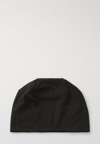 Berretto nero in tessuto morbido, con una parte superiore arrotondata, texture liscia e un dettagliata cucitura sottile al centro.