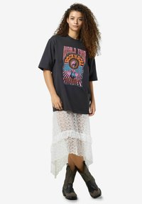 Noisy May OVERSIZE RUNDHALS MIT ROCK'N'ROLL PRINT - Print T-shirt - dunkelbraun