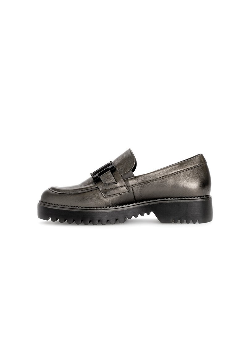 Donkergrijze leren loafers met een voorkantband met een gesp. Ze hebben een dikke, gestructureerde zwarte rubberen zool. Klassiek ontwerp en een gladde afwerking.