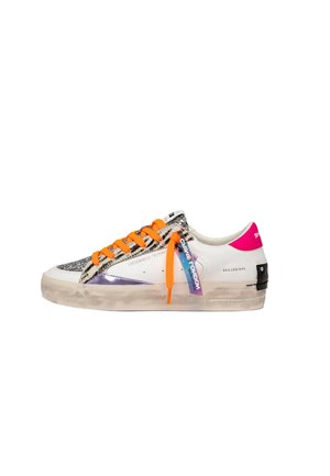 Sneaker bianca con lacci arancioni, punta glitterata, linguetta del tallone rosa, accenti viola, rifiniture con stampa animalier e suola beige consumata con etichetta sul lato.