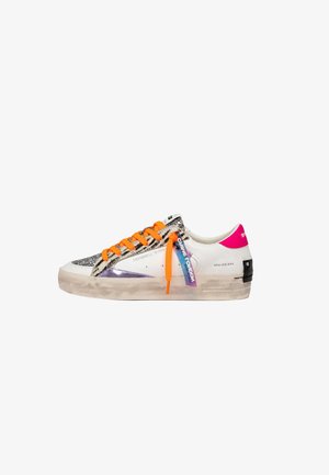 Sneaker bianca con lacci arancioni, punta glitterata, linguetta del tallone rosa, accenti viola, rifiniture con stampa animalier e suola beige consumata con etichetta sul lato.