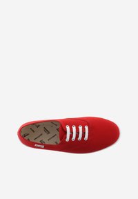 Zapatilla de lona roja con cordones blancos, punta redondeada y parte superior texturizada. El interior cuenta con un forro con un patrón que incluye detalles de la marca.