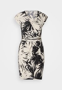 Robe portefeuille noire et beige avec un motif de feuilles, manches courtes, ceinture nouée à la taille et détail froncé sur la jupe.