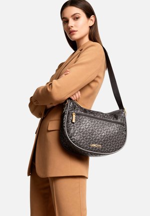 Borsa hobo nera con motivo e dettagli dorati, dotata di una tasca con cerniera. Presenta una tracolla e il nome del marchio "LANCETTI" impresso sul davanti.