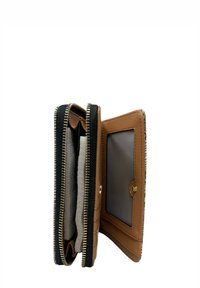 Portafoglio in pelle marrone con chiusura a zip, dotato di una finestra trasparente per l'ID e numerosi slot per carte. Esterno texturizzato con hardware dorato.