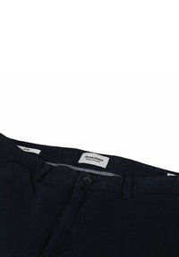 Dunkelblaue Hose mit einem Knopfverschluss und Etikett am Bund. Verfügt über einen weiten Schnitt und eine glatte Textur. Minimalistisches Design.