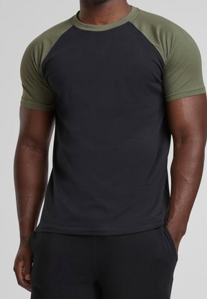 Kurzärmeliges T-Shirt mit schwarzem Körper und olivgrünen Raglanärmeln. Aus weichem Stoff gefertigt, verfügt es über einen klassischen Rundhalsausschnitt und eine körperbetonte Passform.