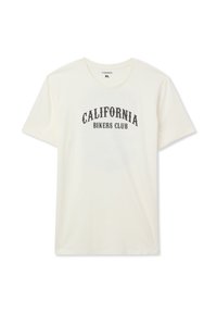 T-shirt bianca in cotone con maniche corte, collo rotondo e la scritta "CALIFORNIA BIKERS CLUB" stampata in nero, con testo curvo sull'area del petto.