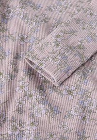 Tissu floral présentant des fleurs roses et lavande sur un fond texturé à rayures avec des feuilles vertes. Matière douce et légère.