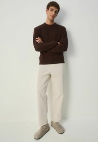 Pruun tekstuuriga kudumit soovitud hülgek oivalde paremad linnaõlli tolgaj slaider ämärragensatud elm õmmeldud mixturi ja hallis äärisega ollikas. Lihtne ja mugav riietus.