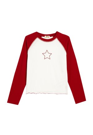 Rotes Langarmshirt mit weißem Körper, versehen mit einem zentralen Sternmotiv in Rot. Wellenförmiger Saum und kontrastrierende Raglanärmel. Baumwollstoff.