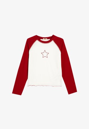 Rotes Langarmshirt mit weißem Körper, versehen mit einem zentralen Sternmotiv in Rot. Wellenförmiger Saum und kontrastrierende Raglanärmel. Baumwollstoff.
